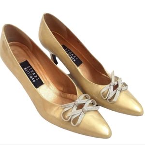Stuart Weitzman Women's Gold Patent Leather Pointed Toe Heel w/ Bow Detail Sz 8W